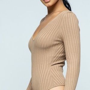 Hera Collection | Beige ribbed knit long sleeve v neck bodysuit size lar…